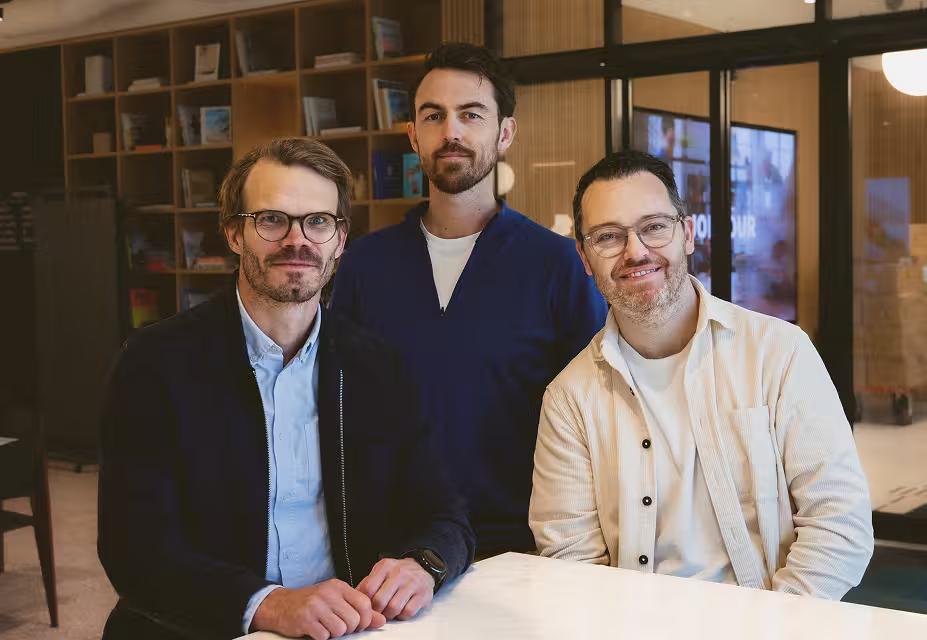 Pål Einar, Terje og Hans-Jørgen står sammen i et moderne kontorlandskap