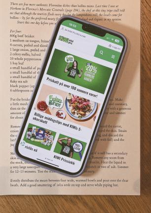 Mobiltelefon som viser Kiwi.no