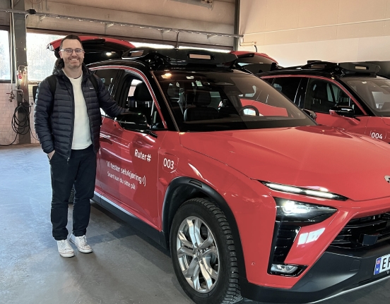 Hans-Jørgen foran en selvkjørende bil fra Ruter